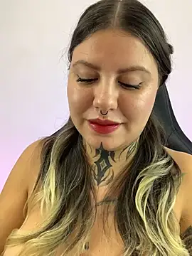 ElliWeaver - Show pussy open