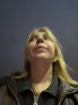 Sunny___Bunny - 1 finger inside pussy near ppl in public