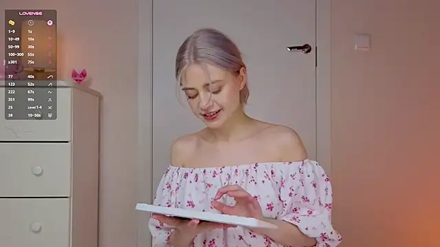 Lunarr_kitten - show armpits