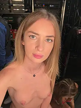 EvieEvans - LAST TIP GETS 3 PORNS WITH 50 STRANGERS