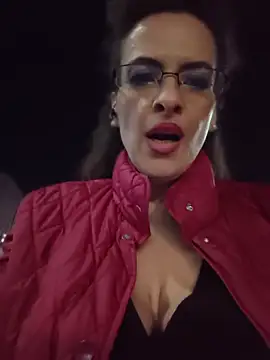 RebeccaNoble - Flash my sexy bra 🔥 outside