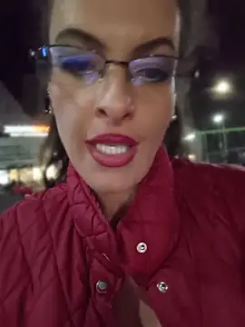 RebeccaNoble - Flash my sexy bra 🔥 outside