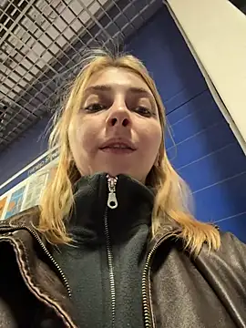Sunny___Bunny - show tits with open door
