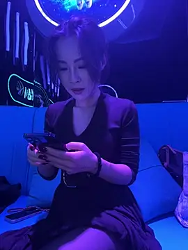 Eva10069 - 户外商业中心全裸上半身