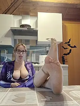 Luciferelili - VERSO LATTE TETTONE/MILK ON TITS.🥵💦