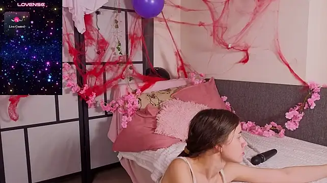MyrtaMcclaney - massage ass under shorts