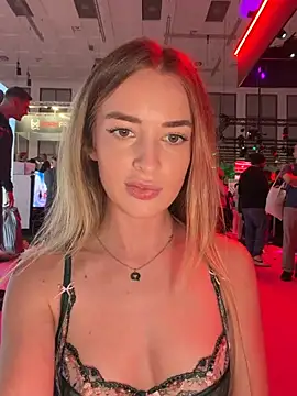 EvieEvans - LAST TIP GETS 3 PORNS WITH 50 STRANGERS