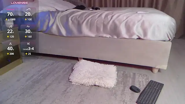 Halie_May - open my legs and slide your fingers!