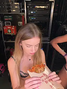 EvieEvans - LAST TIP GETS 3 PORNS WITH 50 STRANGERS