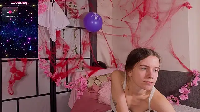 MyrtaMcclaney - massage ass under shorts