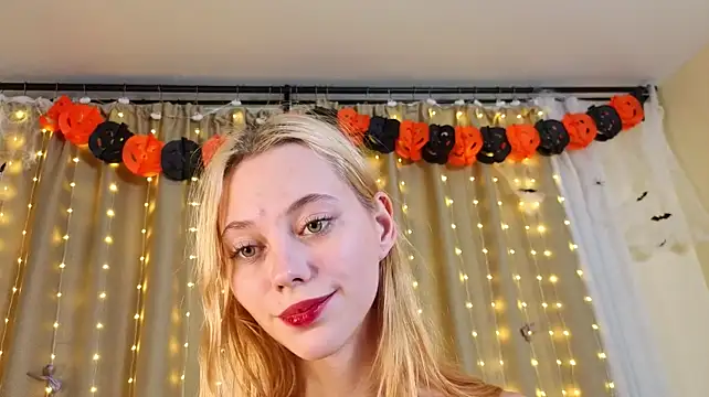 HarriettKitty - TEASING BARE BACK