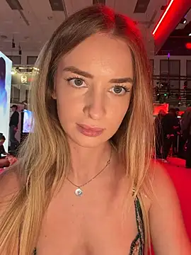 EvieEvans - LAST TIP GETS 3 PORNS WITH 50 STRANGERS