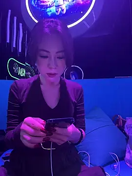 Eva10069 - 户外商业中心全裸上半身