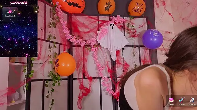MyrtaMcclaney - massage ass under shorts