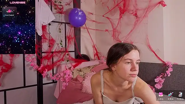 MyrtaMcclaney - massage ass under shorts
