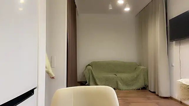RefereedHobble - Show the bottom part of my boobs