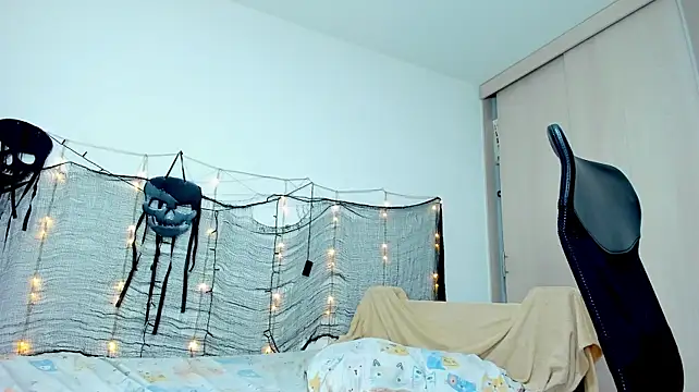 Monica_little23 - Showing you my ass in close-up