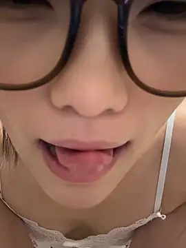 Xiaoyan55 - 主播刚成年，你们不许骗我，你们可以试试慢慢开发主播的另一面。不许提免费要求哦