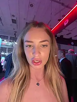EvieEvans - LAST TIP GETS 4 PORNS WITH 50 STRANGERS