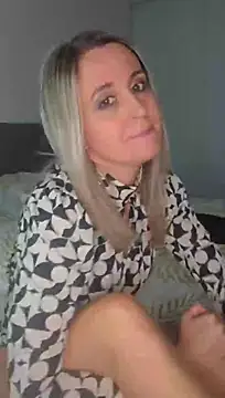 Malicia-hot - Enlever la jupe