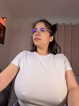Tati_reyess - hanging tits