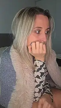 Malicia-hot - Enlever la jupe