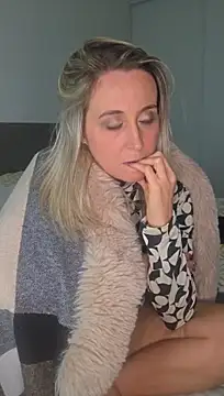 Malicia-hot - Enlever la jupe