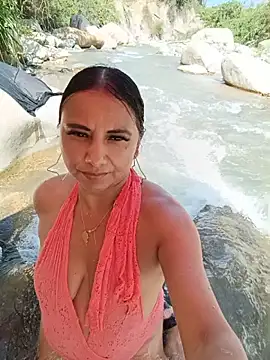 Esmeralda_li - Naked in the water
