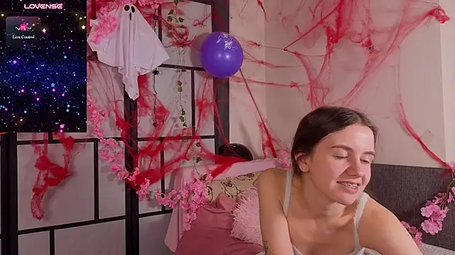 MyrtaMcclaney - massage ass under shorts