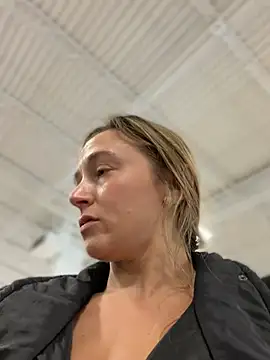 Lunagirl13 - Titties out & squeeze them in ur face 😻