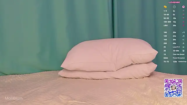 Molliblum - finger in pussy close-up