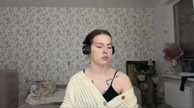 ElizbethPizza - air kisses for all