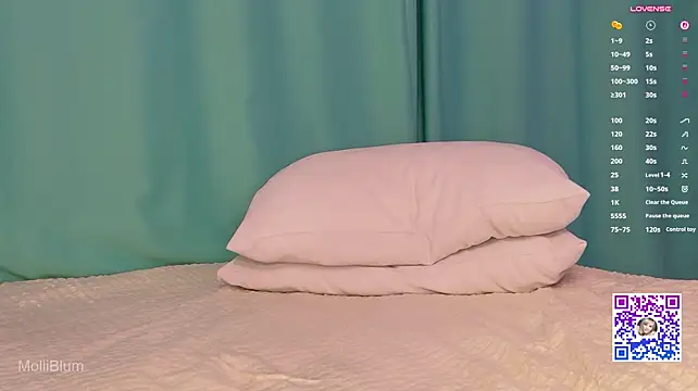 Molliblum - finger in pussy close-up