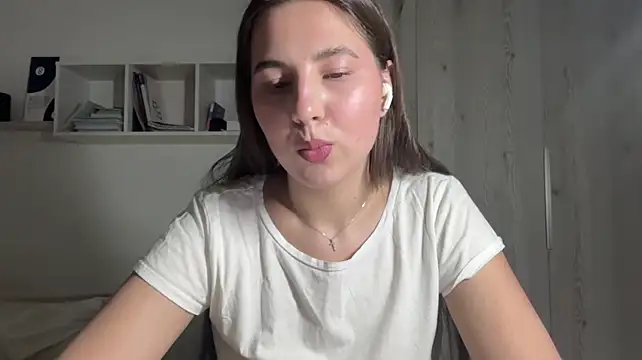 Rubymoonv - Put my hands under the top and massage🥵