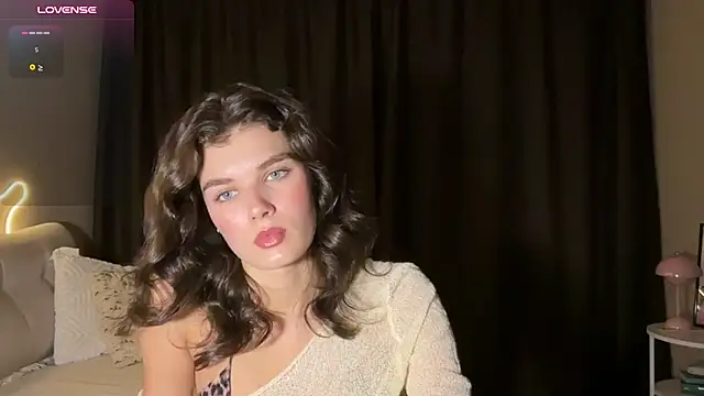 Cute_flo55 - to play with a toy