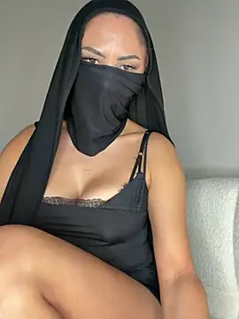 CherryyMia - doggy pose close to cam 💖