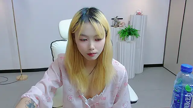 Sexy-girl-feifei - 无内小狗趴揉豆豆5分钟