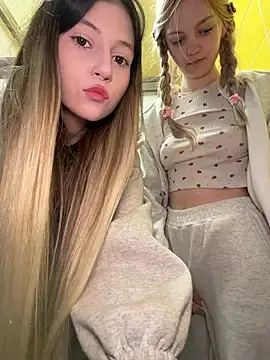 Elsawhere - both lil open legs and moan loudy🥵🍓