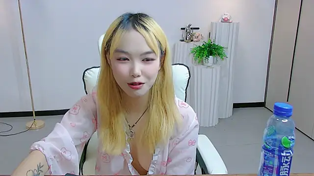 Sexy-girl-feifei - 无内小狗趴揉豆豆5分钟
