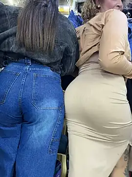 Katti_Barrera - Flash tits whit my friends 😈