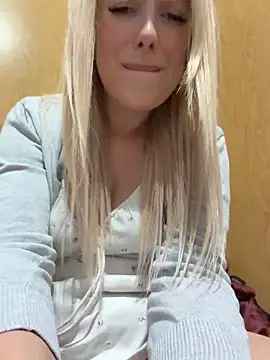 CherryAuroraa - FUCK PUSSY BIG DILDO AT MCDONALDS PUBLIC