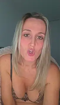 Malicia-hot - Enlever le T-shirt + la jupe