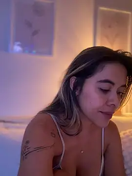 Emilia_Bakerr - Oil on tits