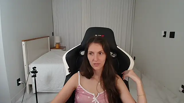 Upssnowy - Show ass no panties