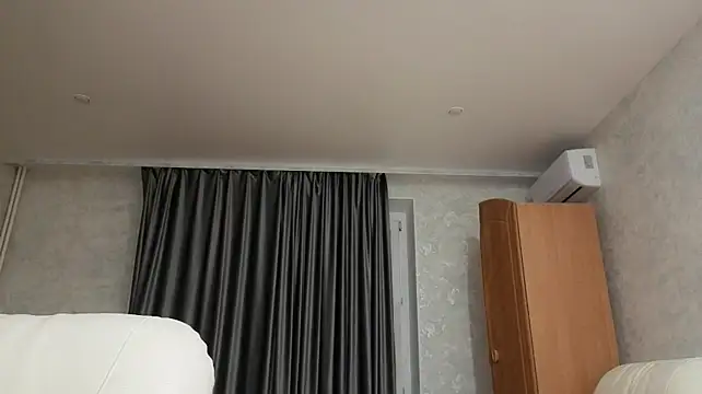 UnaQuent - play with feet into camera <3