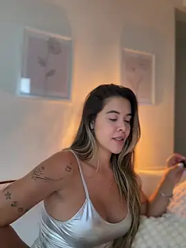 Emilia_Bakerr - Oil on tits