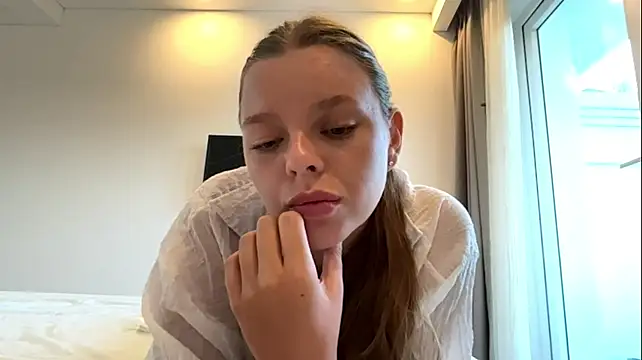 AmieLendor - extreme close-up video of masturbating