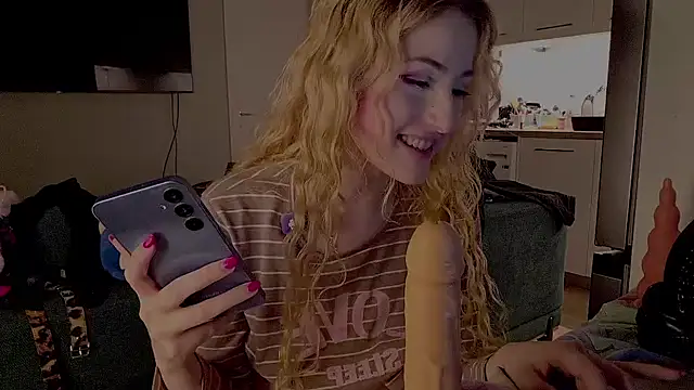 Kiki-wren - kiki fucks her tight pussy live w toy!!