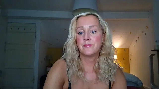 Naughtyhousewifexxx - Pussy Play 5 Mins