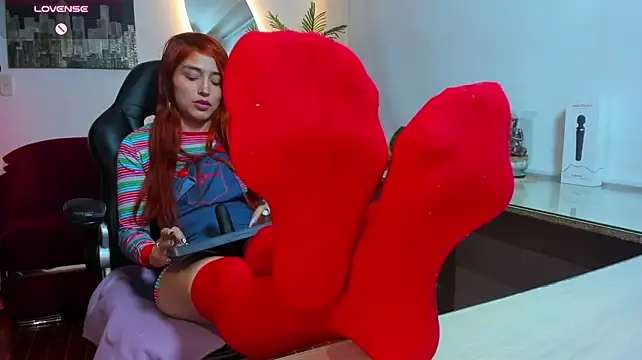 Abbysoler - Show tits & suck feet
